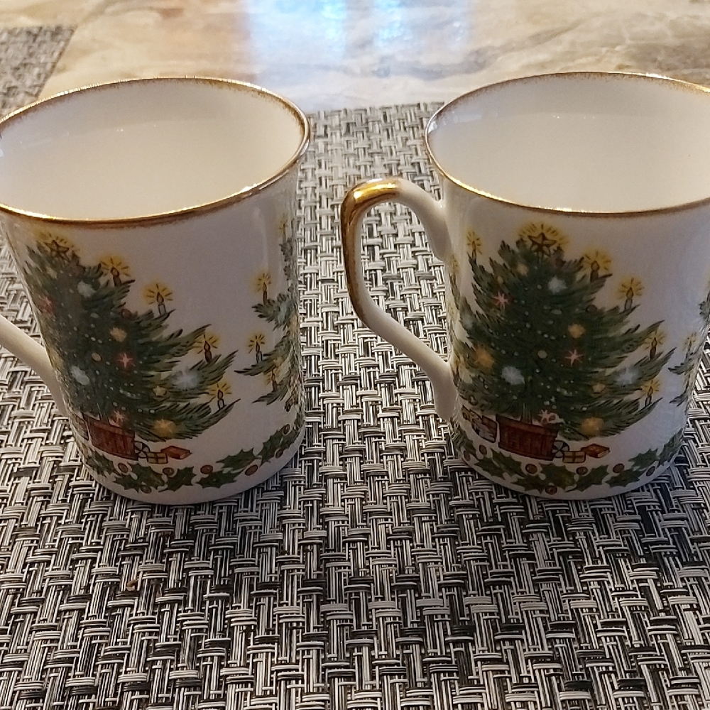 Elegant Christmas Tree Mugs with Gold Trim